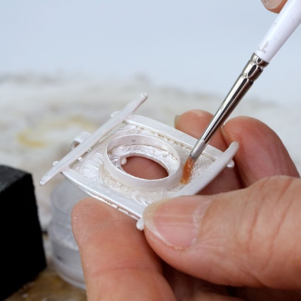 Lötpaste auf Flachdraht aufstreichen